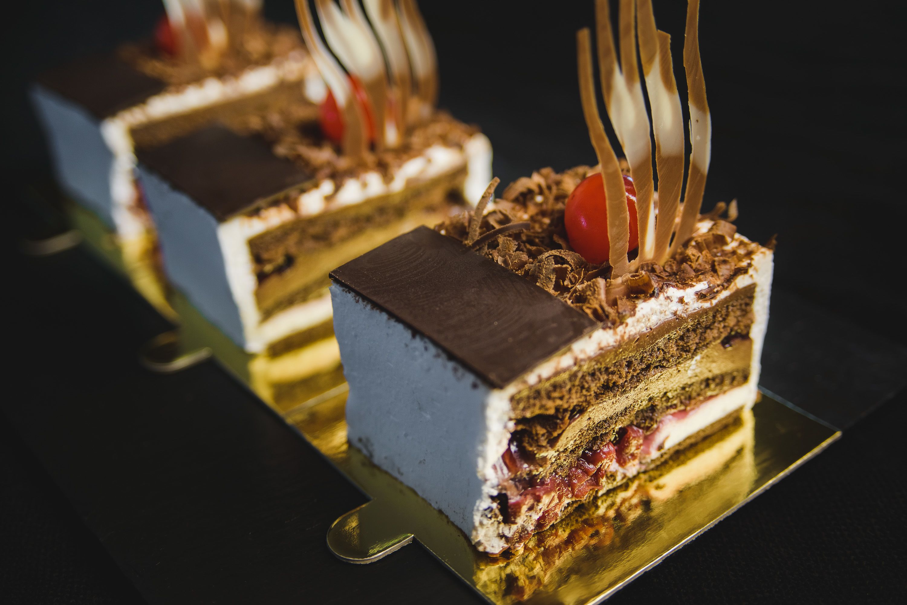 2 restaurants, breakfast, lunch, dinner served; international cuisine