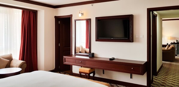 Egyptian cotton sheets, premium bedding, pillow-top beds, minibar - Mövenpick Hotel & Residences Nairobi (Nairobi)