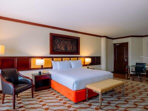 Executive Room, 1 King Bed, Pool View