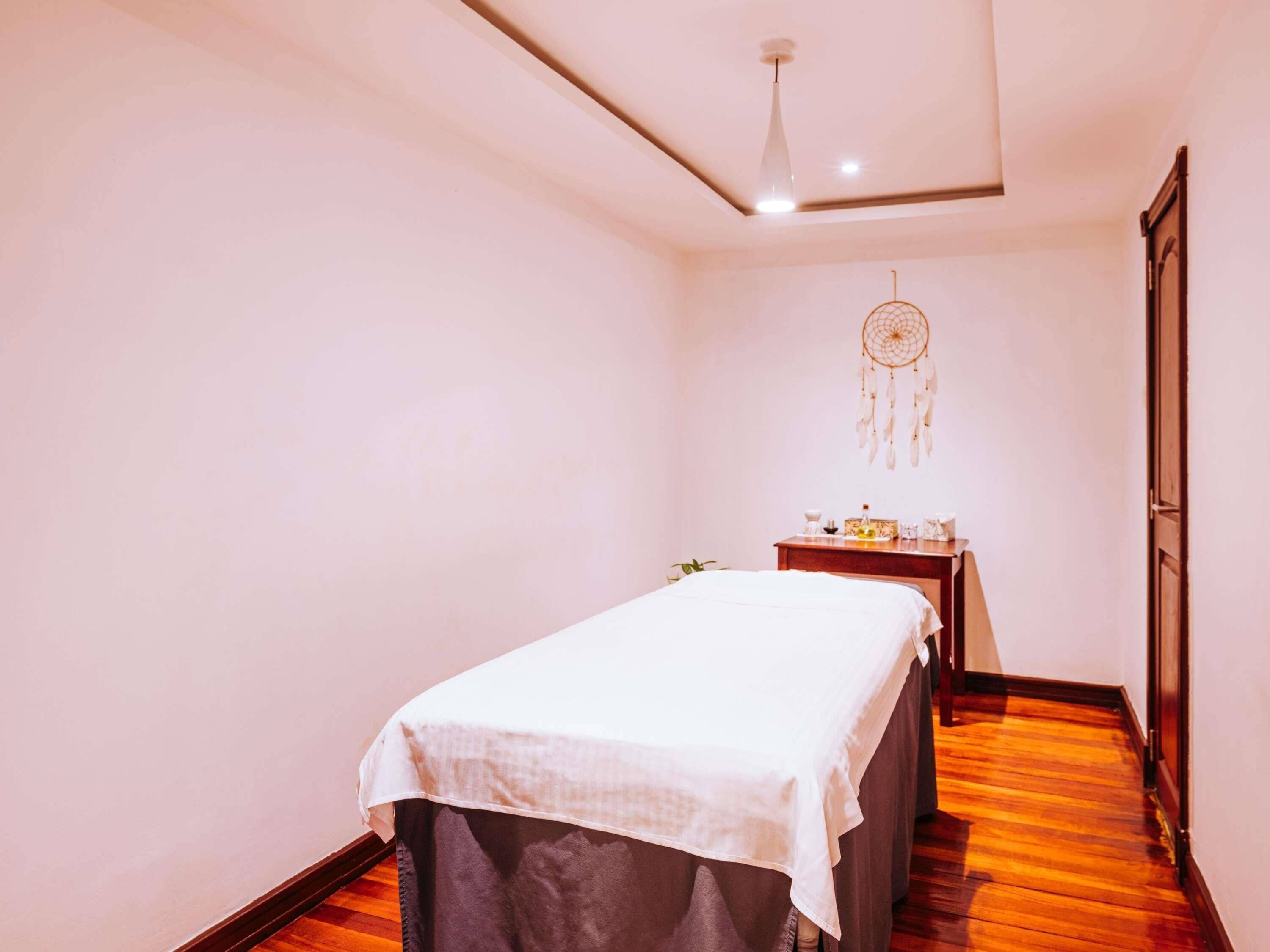 Couples treatment rooms, sauna, steam room, body treatments