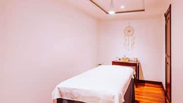 Couples treatment rooms, sauna, steam room, body treatments