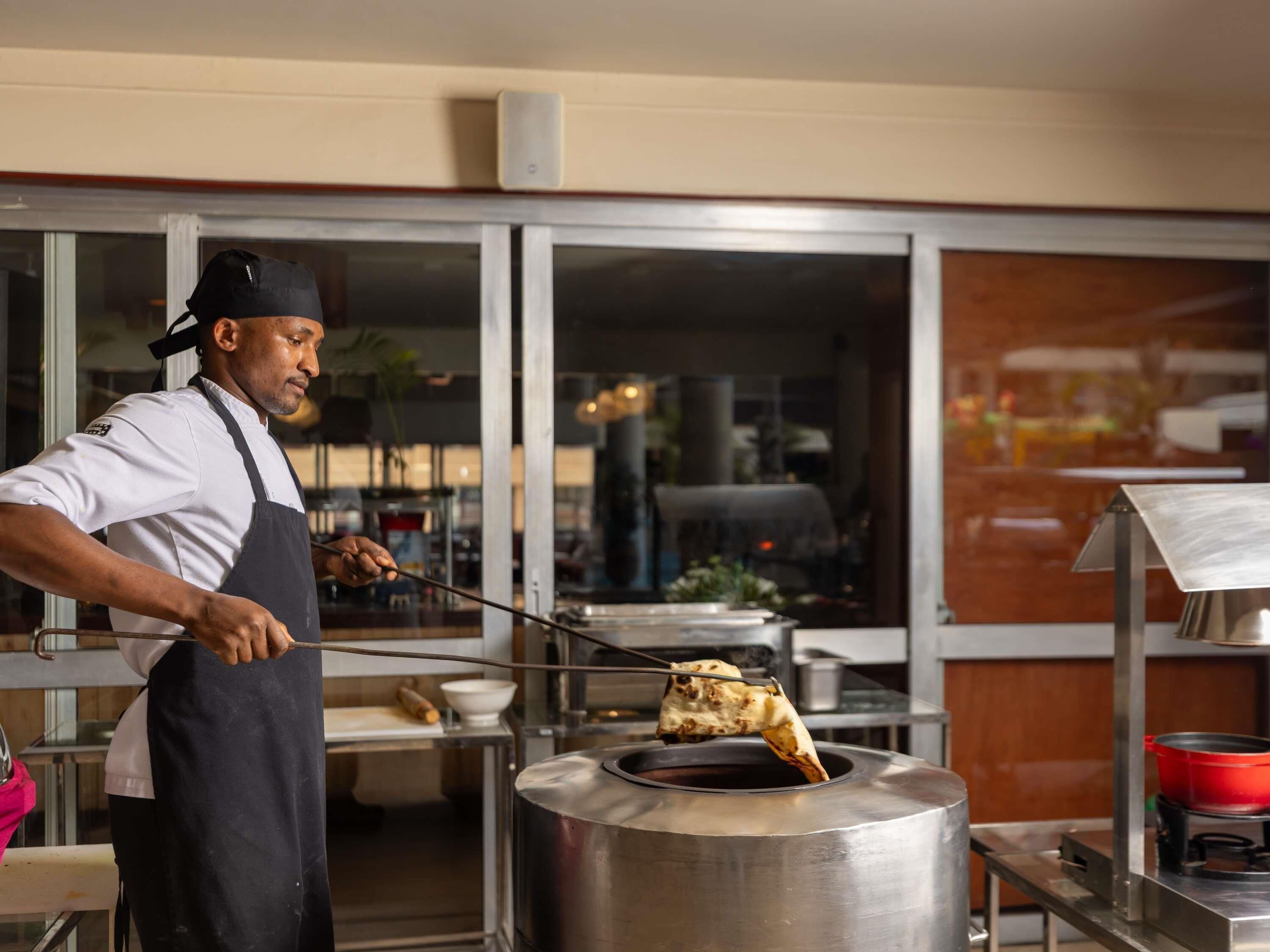 2 restaurants servant le déjeuner, le dîner et le souper