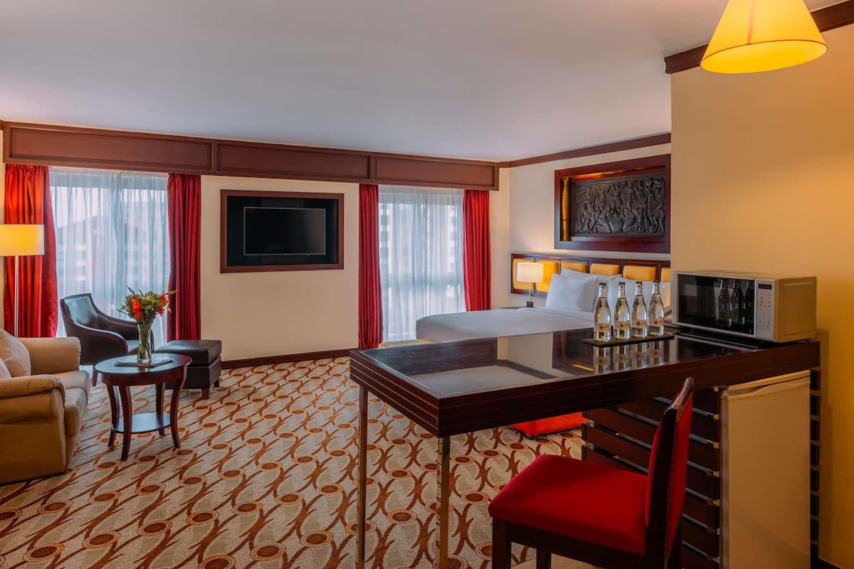 Deluxe Room, 1 King Bed | Egyptian cotton sheets, premium bedding, pillowtop beds, minibar