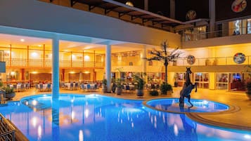 Piscina all'aperto, ombrelloni da piscina, lettini