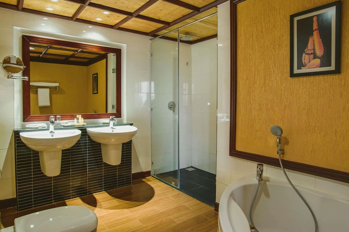 Executive Room, 1 King Bed, Pool View | 1 bedroom, Egyptian cotton sheets, premium bedding, pillowtop beds