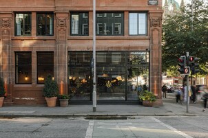 Un edificio con ventanas grandes y escaparate.