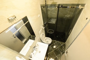 Apartamento Deluxe | Baño | Ducha, artículos de higiene personal gratuitos y secador de pelo