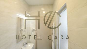 Deluxe Twin Room | Bathroom | Shower, free toiletries, hair dryer, towels