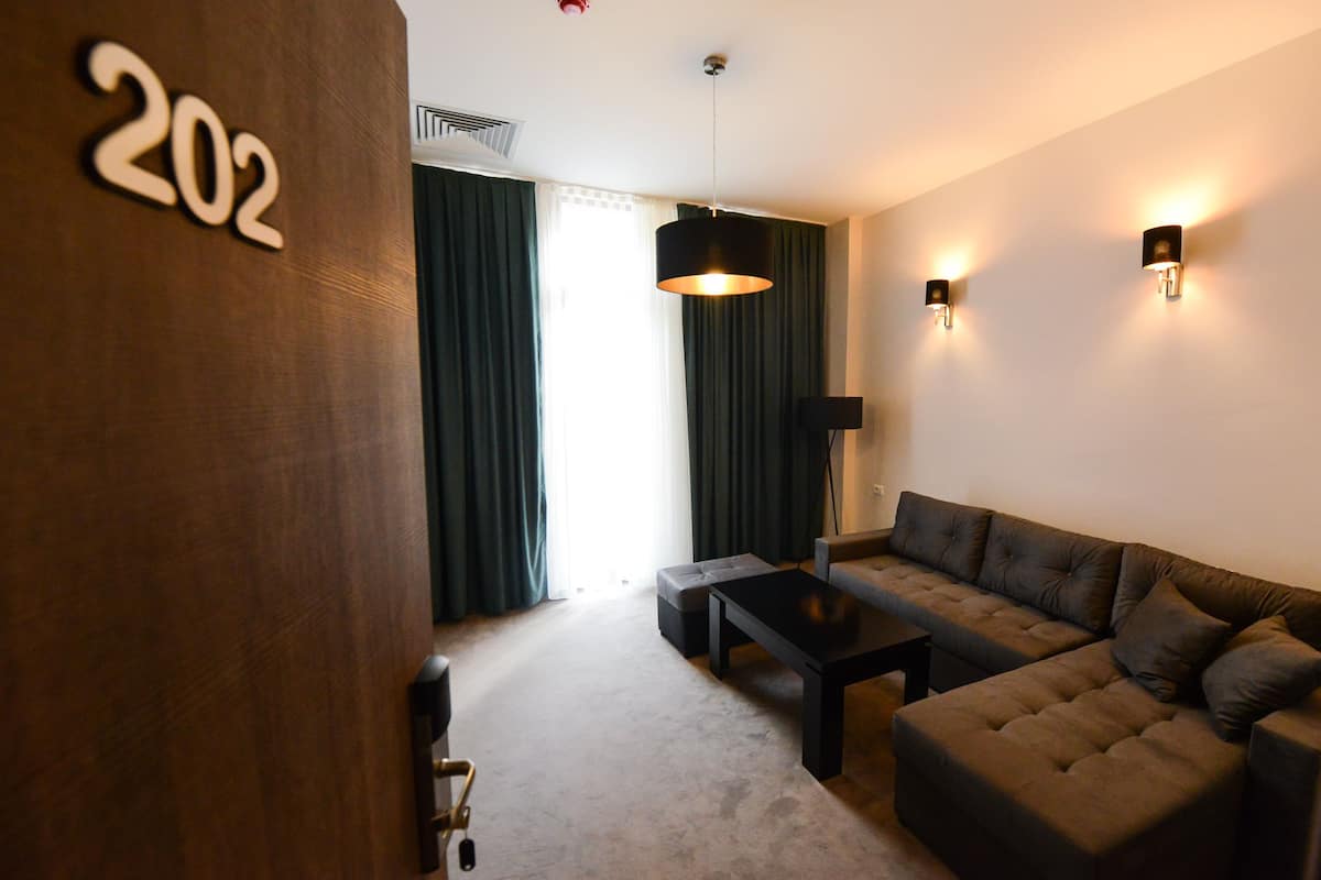 Deluxe-Apartment | Wohnbereich | Flachbildfernseher