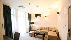 Leilighet – deluxe | Oppholdsområde | Flatskjerm-TV