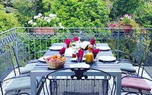 Daily buffet breakfast (EUR 10.00 per person) - Villa Tavallini (Pollone)