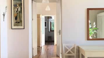 Cubrecamas y caja de seguridad en la habitación