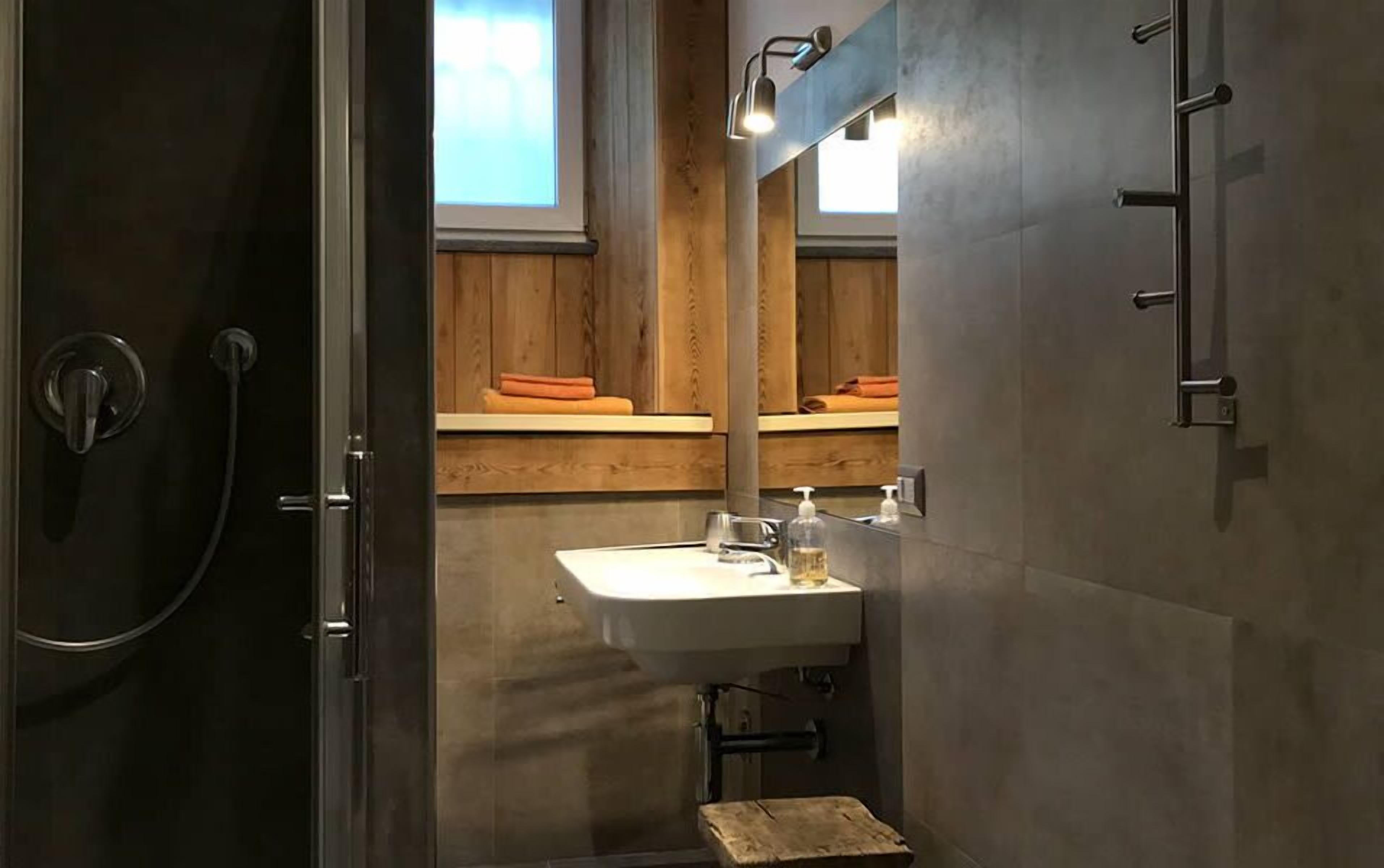 Ducha, secador de pelo, bidet, toallas