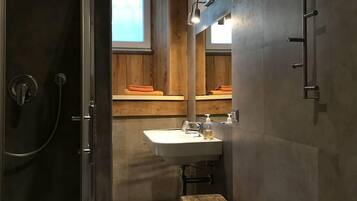 Ducha, secador de pelo, bidet, toallas