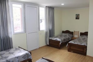 Ropa de cama de alta calidad, escritorio y sistema de insonorización