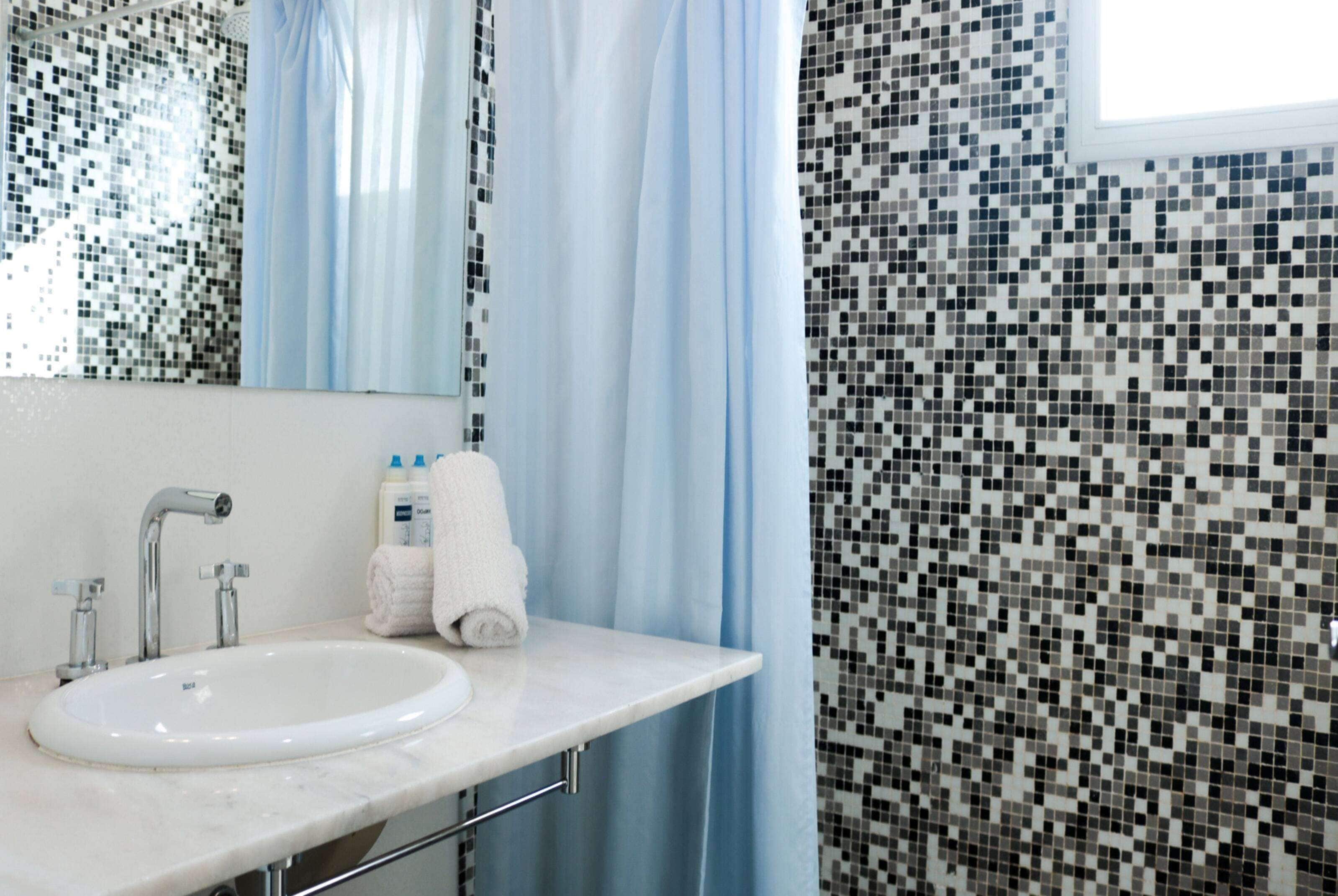 shower, rainfall showerhead, free toiletries, hair dryer