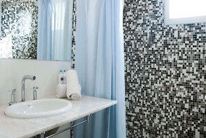 Dusche, Regendusche, kostenlose Toilettenartikel, Haartrockner