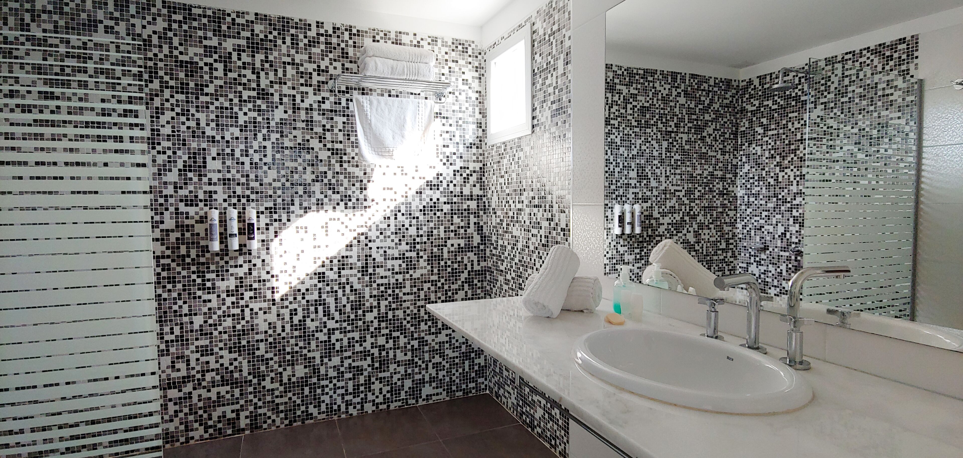 shower, rainfall showerhead, free toiletries, hair dryer