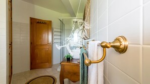 Combined shower/tub, hair dryer, bidet, towels
