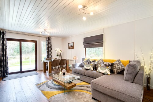 Otter with mountain view and enclosed decking