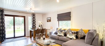 Otter with mountain view and enclosed decking