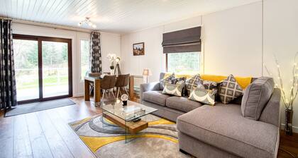 Otter with mountain view and enclosed decking