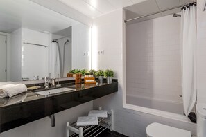 Standard-Apartment, 1 Schlafzimmer | Badezimmer | Duschwanne, kostenlose Toilettenartikel, Haartrockner, Handtücher