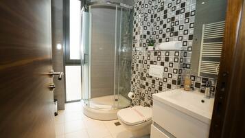 Chambre Double Standard, 1 très grand lit | Salle de bain | Ensemble douche/baignoire, articles de toilette gratuits, sèche-cheveux