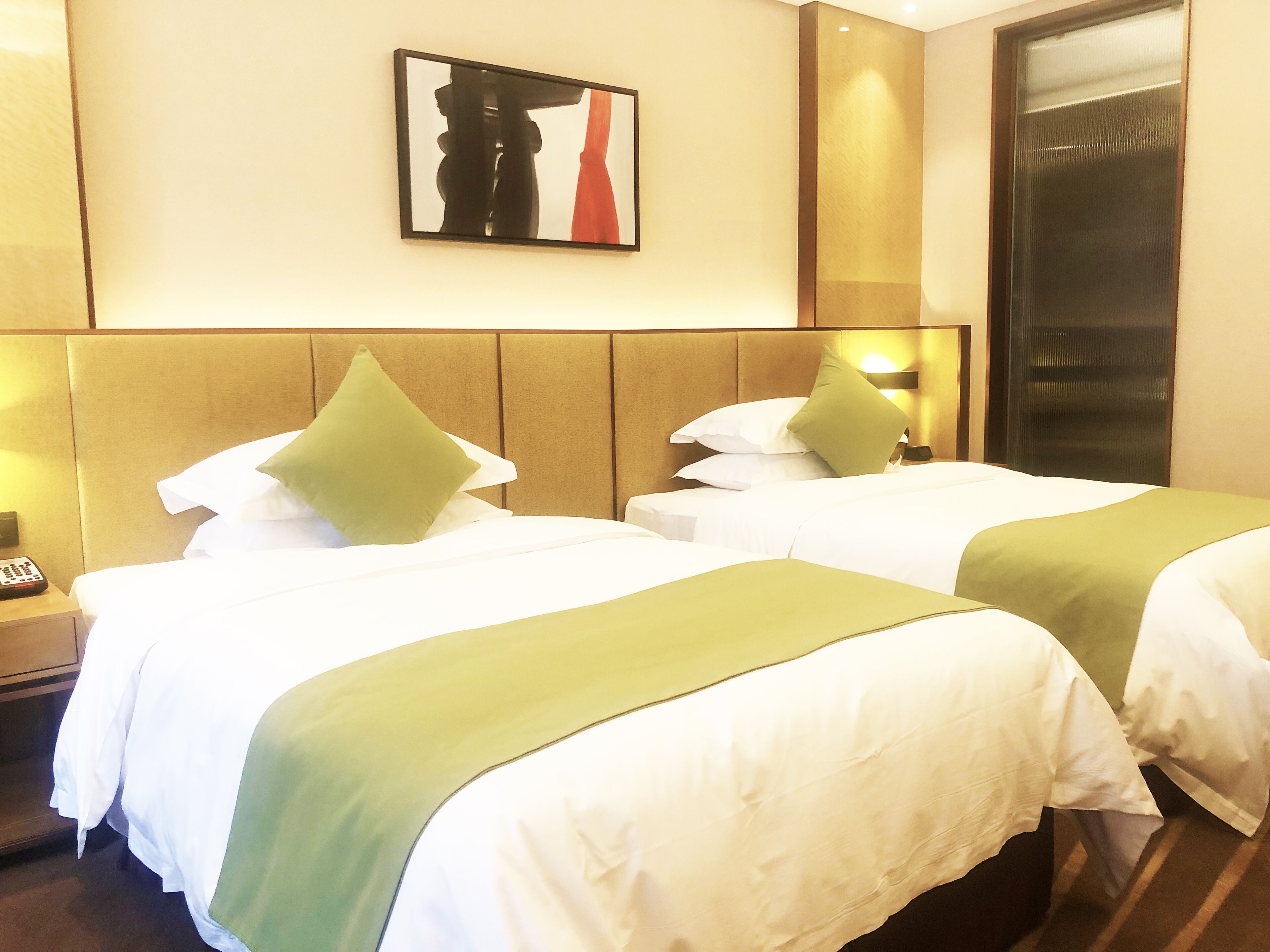 Minibar, Zimmersafe, laptopgeeigneter Arbeitsplatz