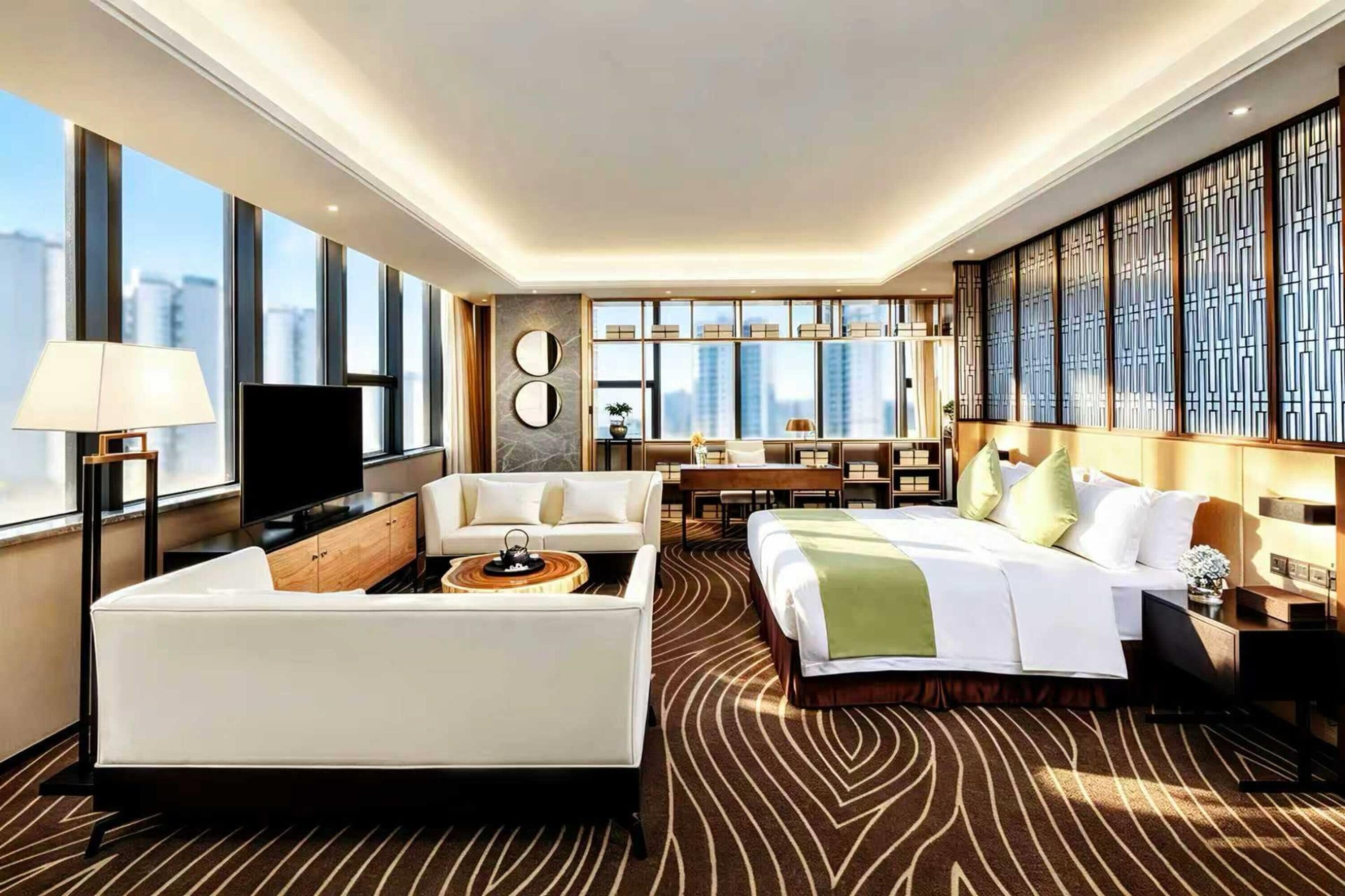 Suíte luxo, 1 cama King, para fumantes | Frigobar, cofres nos quartos, espaço de trabalho para notebook