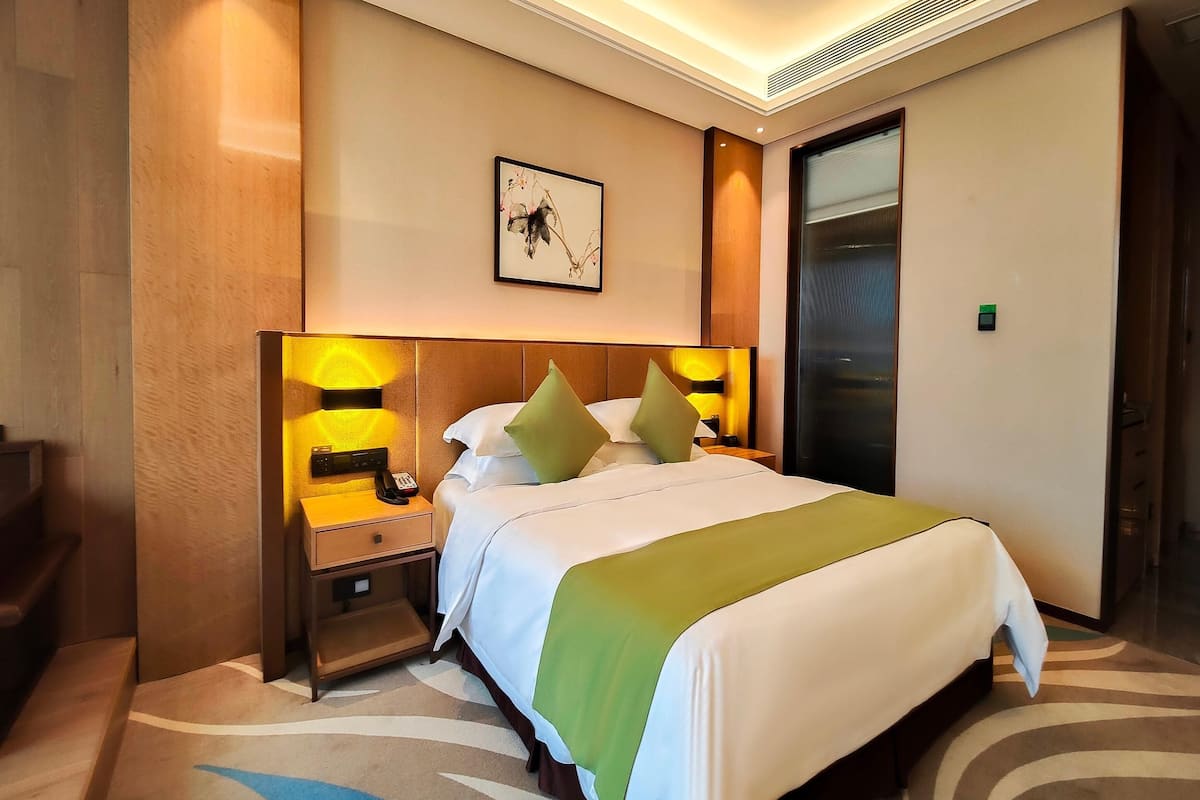 Deluxe Room, 1 King Bed, Smoking | Minibar, in-room safe, laptop workspace, soundproofing