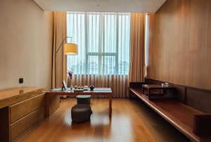 Deluxe Room, 1 King Bed, Smoking | Minibar, in-room safe, laptop workspace, soundproofing