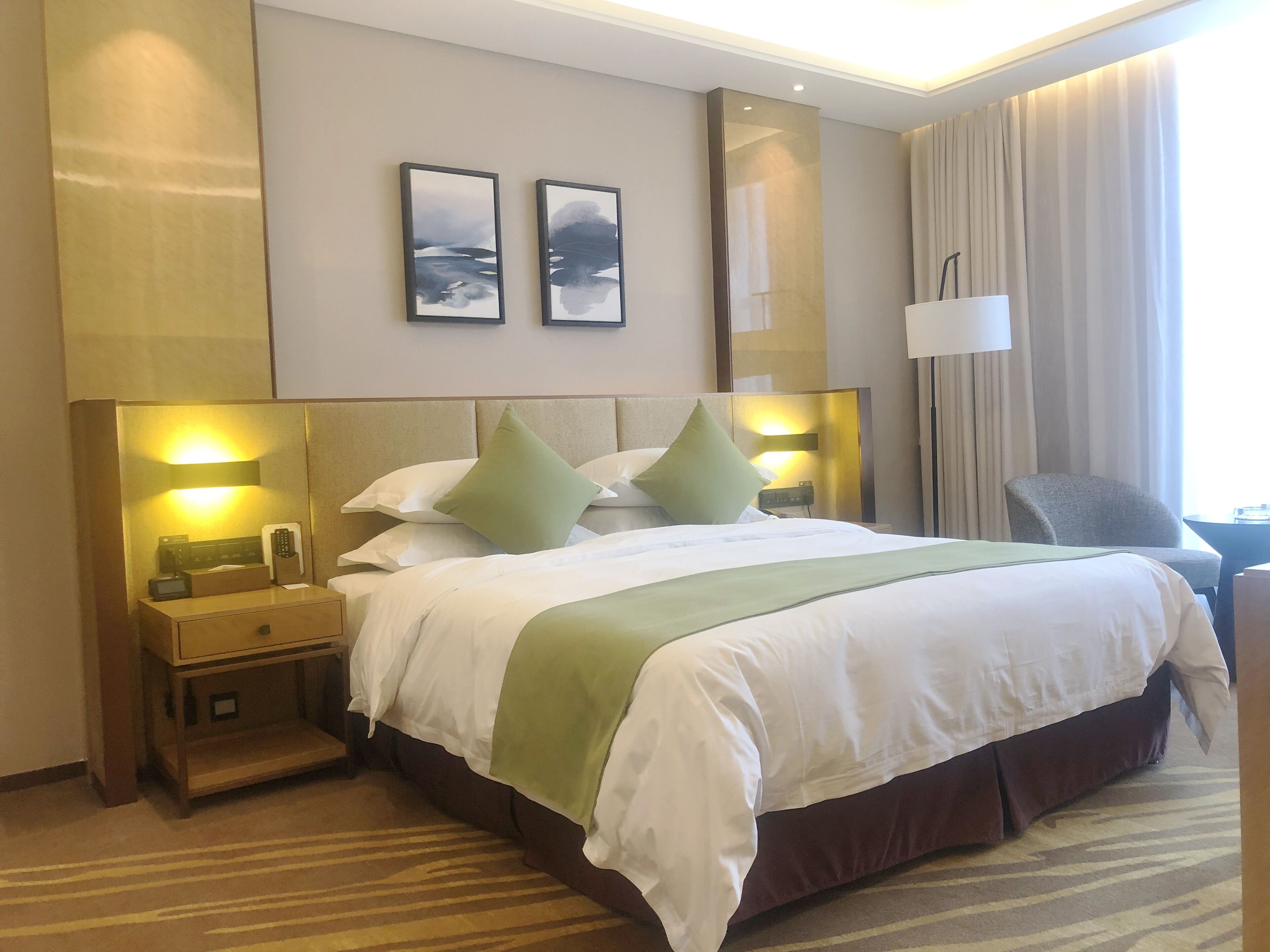 Room, 1 King Bed, Smoking (Royal Enjoyment Business) | Minibar, in-room safe, laptop workspace, soundproofing