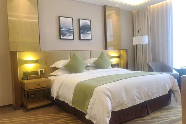 Room, 1 King Bed, Smoking (Royal Enjoyment Business) | Minibar, in-room safe, laptop workspace, soundproofing