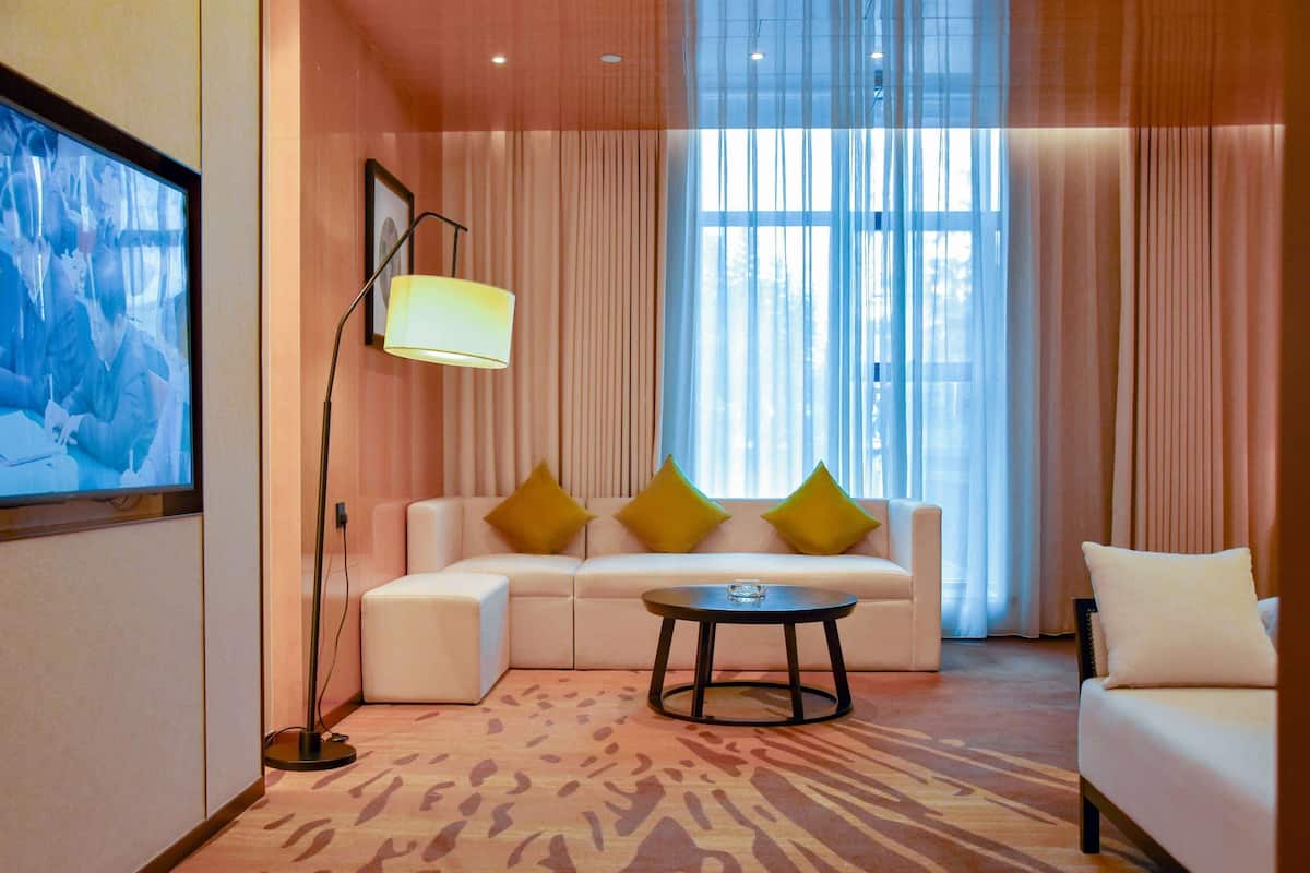 Business Room, 1 King Bed, Smoking | Minibar, in-room safe, laptop workspace, soundproofing