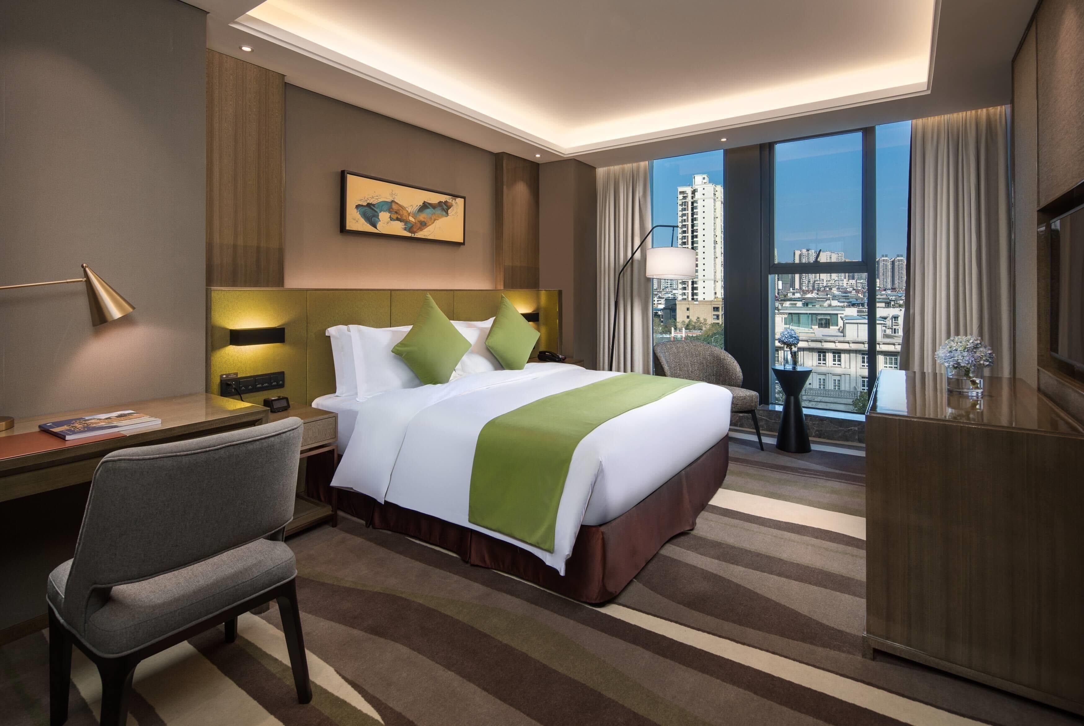 ميني بار وخزنة داخل الغرفة ومساحة عمل للكمبيوتر المحمول