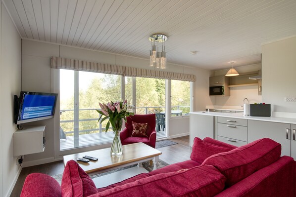 TV, DVD player - 2 bedroom lodge with stunning loch, mountain views (Crianlarich)