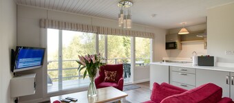 2 bedroom lodge with stunning loch, mountain views