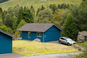 Exterior - 2 bedroom lodge with stunning loch, mountain views (Crianlarich)