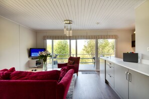 TV, DVD player - 2 bedroom lodge with stunning loch, mountain views (Crianlarich)