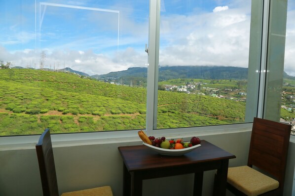 Chuveiro, produtos de toalete grátis, toalhas de banho