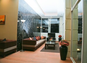 Área de estar no saguão