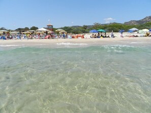Nær stranden og solsenger