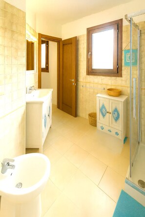 Regadera, secadora de cabello, bidet, toallas 