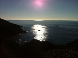 Nær stranden og solsenger