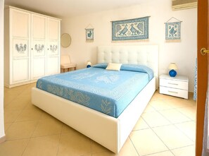 3 bedrooms, in-room safe, iron/ironing board, travel cot