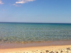 Nær stranden og solsenger