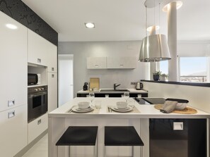 Kühlschrank, Mikrowelle, Ofen, Geschirrspüler