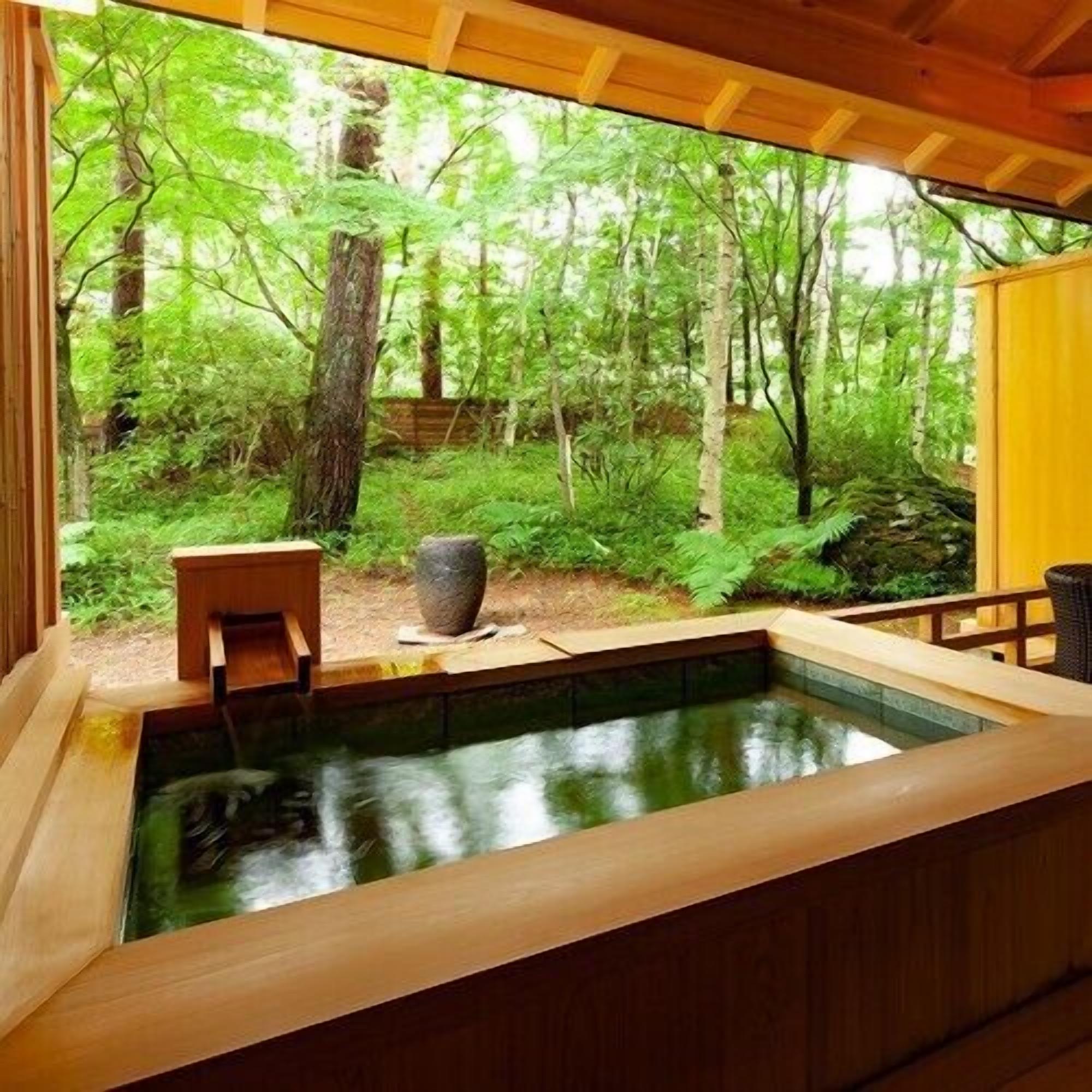 Een houten jacuzzi met uitzicht op een bos.
