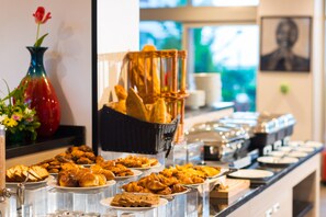 Daily buffet breakfast (EUR 14.72 per person)
